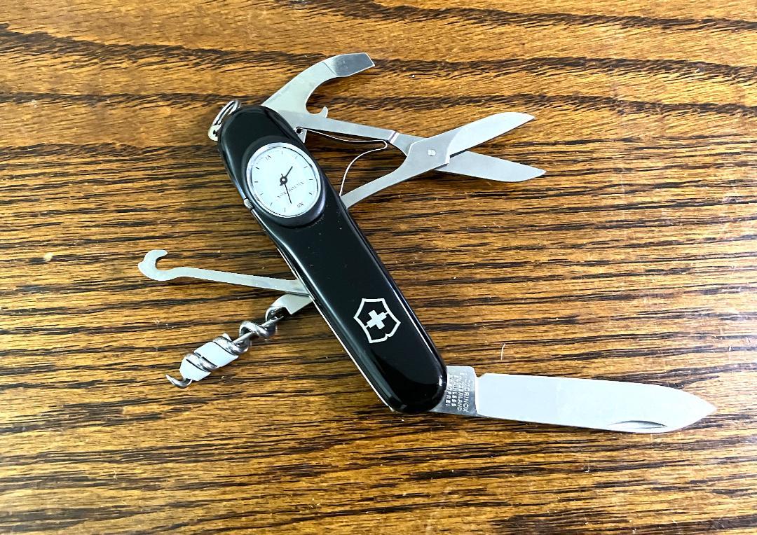 ナイフ付き時計：Victorinox（ビクトリノックス）の多機能モデル